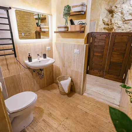 Charming Private Underground Retreat Self Check-in